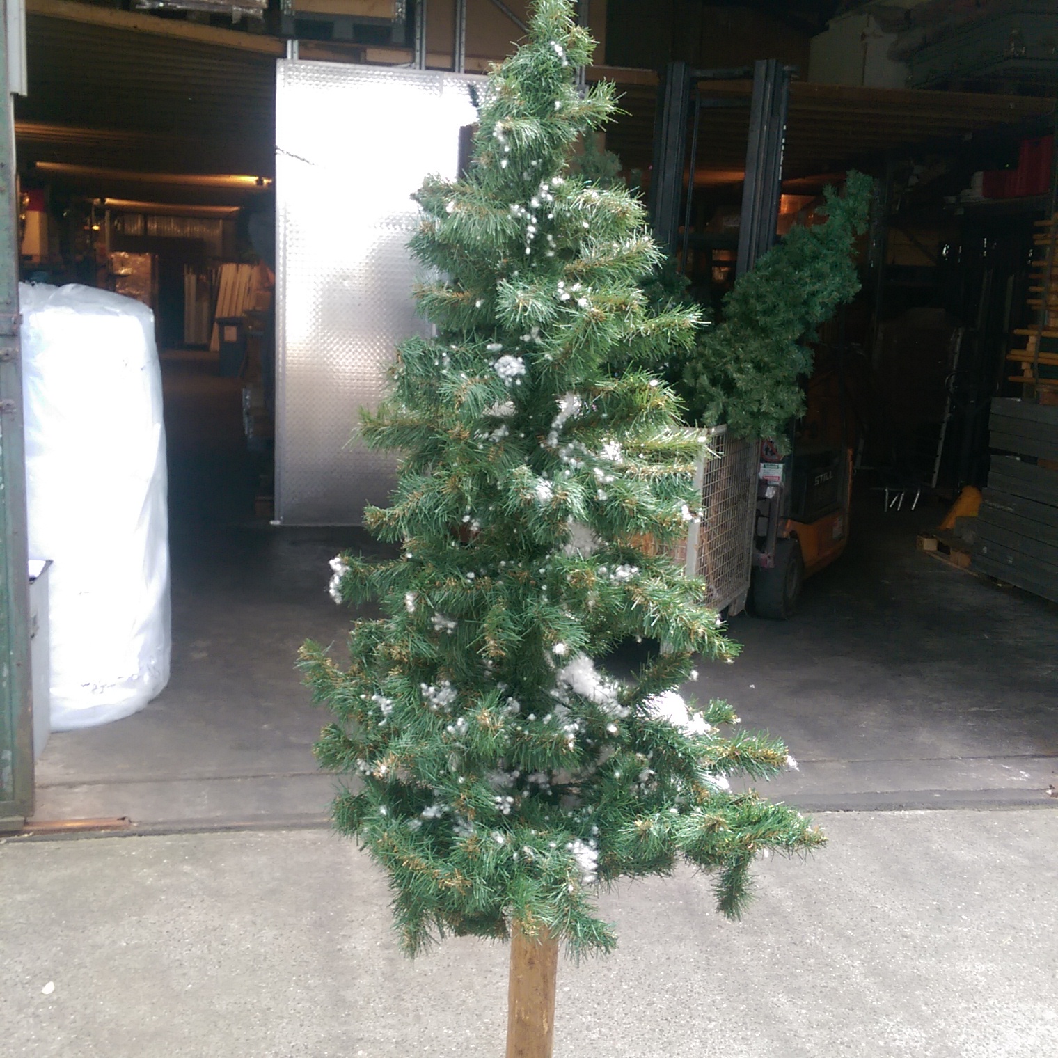 Tannenbaum mit Holzfuß, H- 170cm, Ø-60cm