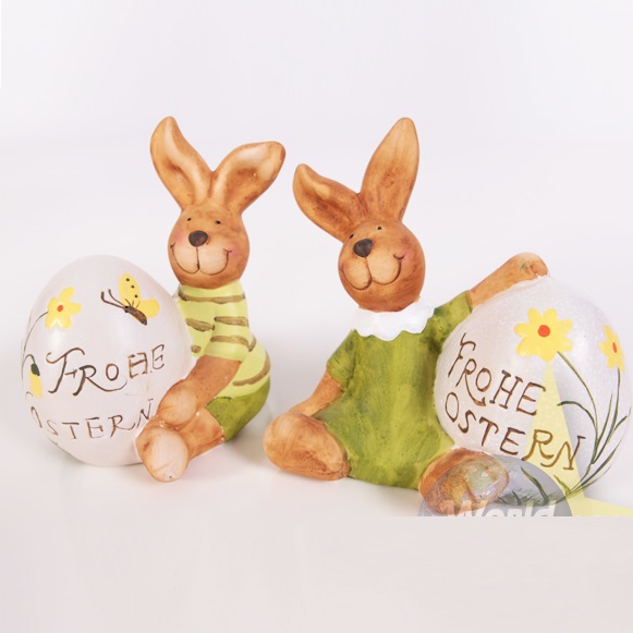 Hase mit Ei "Frohe Ostern", sitzend