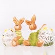 Hase mit Ei "Frohe Ostern", sitzend