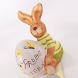 Hase mit Ei "Frohe Ostern", sitzend